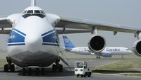 Awalnya AN-225 Mriya dibuat sebagai alat pengangkut pesawat ulang-alik Buran dari Moskow ke Baikonur Cosmodrome, Kazakhstan. Getty Images/Sean Gallup  