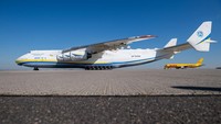 Karena ukurannya, pilot perlu pelatihan khusus untuk mengatasi tantangan manuver An-225. Pesawat besar ini dapat terbang dengan Buran orbiter di dalamnya dan ikut dalam Paris Air Show 1989.  Getty Images/Jens Schlueter  