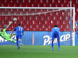 Tampil Tumpul, Spanyol Gagal Jinakkan Yunani