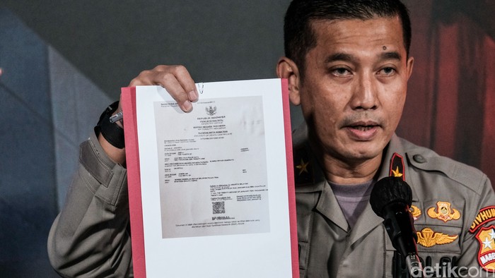 Akta kematian polisi terduga penembak laskar FPI Kepala Biro Penerangan Masyarakat Divisi Humas Polri Brigjen Rusdi Hartono menunjukkan akta kematian Elwira Pryadi Zendrato, polisi terduga penembak 6 laskar FPI