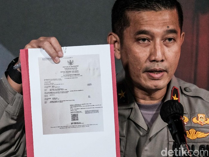Kepala Biro Penerangan Masyarakat Divisi Humas Polri Brigjen Rusdi Hartono menunjukkan akta kematian Elwira Pryadi Zendrato, polisi terduga penembak 6 laskar FPI