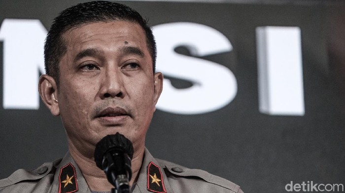 Kepala Biro Penerangan Masyarakat Divisi Humas Polri Brigjen Rusdi Hartono menunjukkan akta kematian Elwira Pryadi Zendrato, polisi terduga penembak 6 laskar FPI