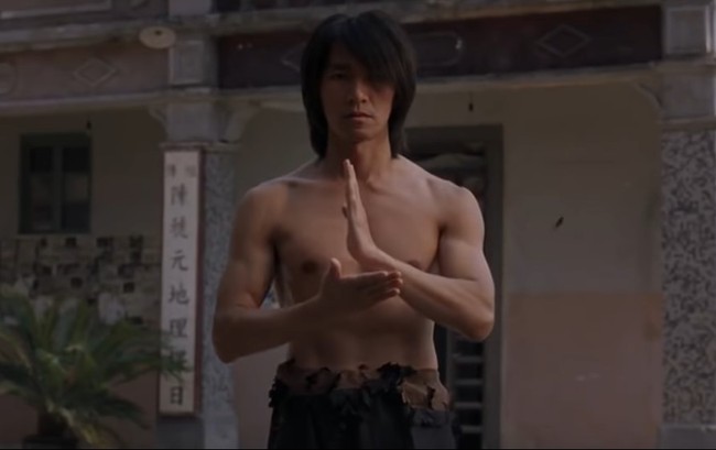 Stephen Chow populer sebagai aktor laga komedi yang beberapa filmnya ia produseri dan sutradarai sendiri, dua di antaranya Kungfu Hustle dan Shaolin Soccer. Aktif sejak 1980, penampilannya kerap disanjung awet muda. Foto: Tangkapan layar YouTube/istimewa