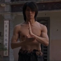 Stephen Chow populer sebagai aktor laga komedi yang beberapa filmnya ia produseri dan sutradarai sendiri, dua di antaranya Kungfu Hustle dan Shaolin Soccer. Aktif sejak 1980, penampilannya kerap disanjung awet muda. Foto: Tangkapan layar YouTube/istimewa