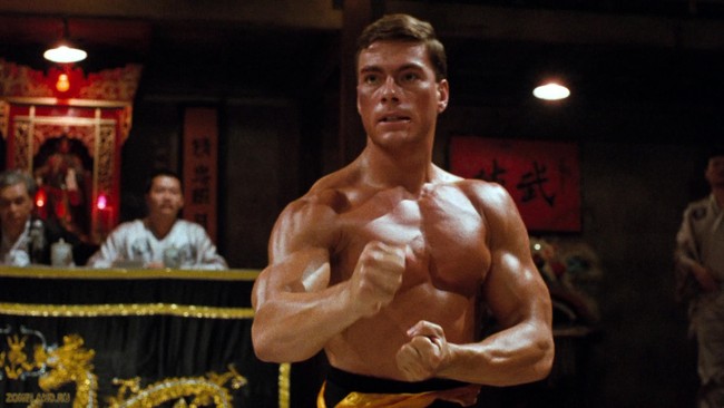 Film Bloodsport, Universal Soldier dan Street Fighter membawa Jean-Claude Van Damme ke puncak kejayaan karier. Selain akting, ia juga dikenal sebagai atlet bela diri, koreografer adegan berkelahi dan produser film. Foto: Tangkapan layar YouTube/istimewa