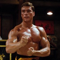 Film Bloodsport, Universal Soldier dan Street Fighter membawa Jean-Claude Van Damme ke puncak kejayaan karier. Selain akting, ia juga dikenal sebagai atlet bela diri, koreografer adegan berkelahi dan produser film. Foto: Tangkapan layar YouTube/istimewa
