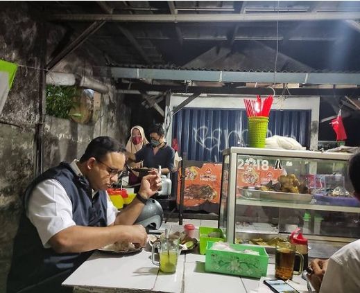 Anies Baswedan Puji Bocah yang Gigih Bantu Orangtua Jualan Pecel Lele
