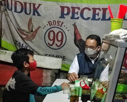 Anies Baswedan Puji Bocah yang Gigih Bantu Orangtua Jualan Pecel Lele