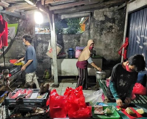 Anies Baswedan Puji Bocah yang Gigih Bantu Orangtua Jualan Pecel Lele