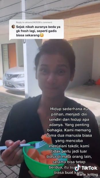 arie kriting dan indah permatasari pamerkan momen masak ikan tongkol di hunian kost.