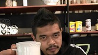 Pesepakbola berusia 40 tahun ini tampil santai saat ngeteh dan ngopi-ngopi untuk mengisi waktu luangnya. Foto: Instagram @bepe20