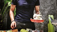 Mirip seperti chef profesional, Bambang sering nih mencoba beberapa resep baru yang ia masak di rumah. Foto: Instagram @bepe20