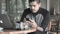  Sibuk kerja, tak lupa Bambang selalu menyempatkan dirinya untuk menikmati secangkir kopi. Foto: Instagram @bepe20