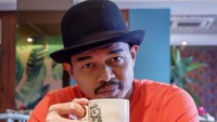 Tampil awet muda di usia kepala empat, Bambang menyapa penggemarnya yang berjumlah jutaan di Instagramnya. Foto: Instagram @bepe20