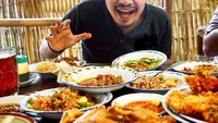 Ada ayam goreng, sayuran, nasi putih sampai bakwan yang jadi menu makan siang puas dan mengenyangkan pilihan Bambang.  Foto: Instagram @bepe20
