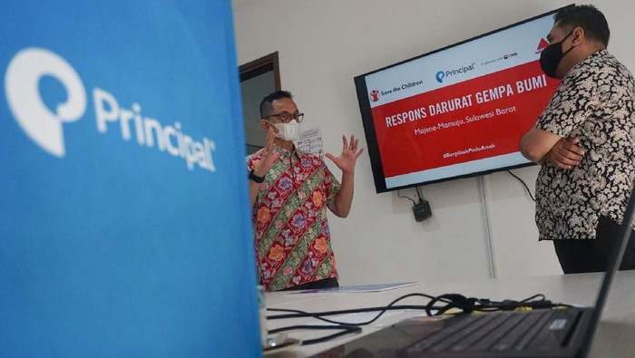 Principal Asset Management serahkan donasi untuk penyintas gempa Sulawesi Barat. Bantuan yang diberikan berupa perlengkapan pendidikan, kebersihan dan kesehatan