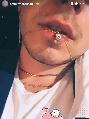 Kalung terbuat dari gigi Brooklyn Beckham dan Nicola Peltz.