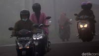Tak hanya itu, cuaca menjadi dingin karena aingin yang bertiup.