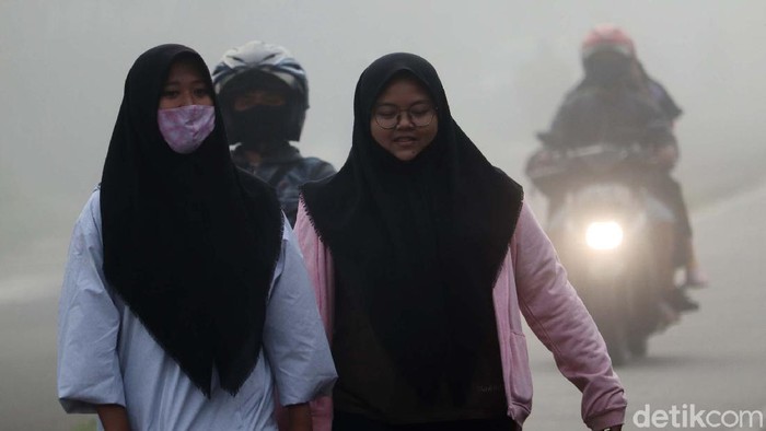 Beberapa hari terakhir ini, Kota Bandung diselimuti kabut tebal yang terjadi di pagi hari. Begini potretnya.
