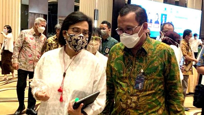 Direktur Utama PT Bank Tabungan Negara (Persero) Tbk. Haru Koesmahargyo (kanan) saat berbincang dengan Menteri Keuangan Republik Indonesia Sri Mulyani terkait program Pemulihan Ekonomi Nasional (PEN) di Semarang, Jawa Tengah, Kamis (25/3). Bank BTN berkomitmen untuk menjadi lokomotif dalam program PEN dengan bergotong royong, cepat tanggap, dan terus berkoordinasi dalam  membantu pemerintah menyukseskan program PEN. Sampai dengan akhir tahun lalu, Bank BTN telah mengoptimalisasi penyaluran dana PEN mencapai Rp33,9 triliun yang telah disalurkan kepada lebih dari 108 ribu debitur perseroan.