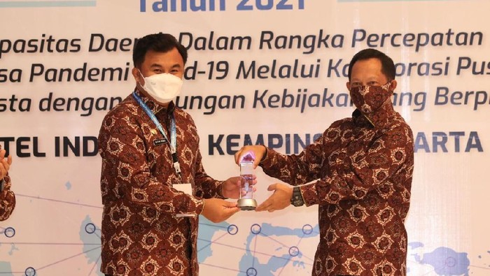 Bupati Dharmasraya Sutan Riska Tuanku Kerajaan resmi terpilih menjadi Ketua Umum Asosiasi Pemerintah Kabupaten Seluruh Indonesia (APKASI) periode 2021-2016. (dok Istimewa)