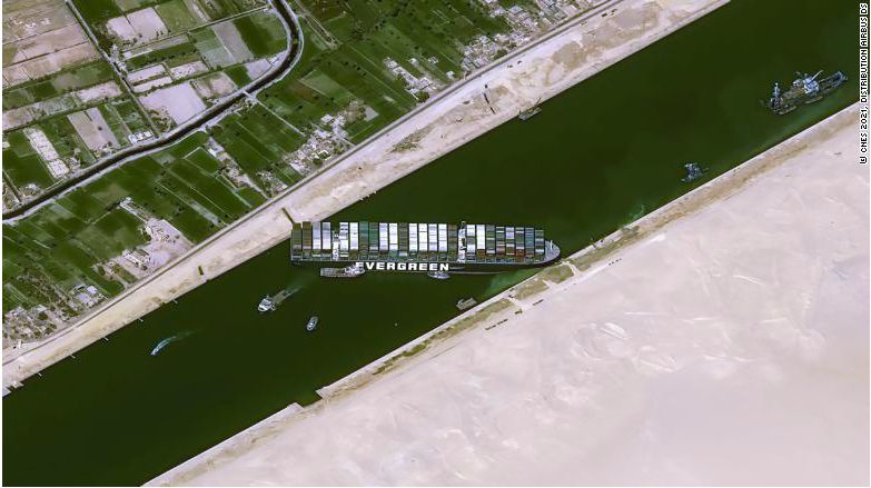 Melihat Kapal Nyangkut di Terusan Suez yang Bikin Heboh
