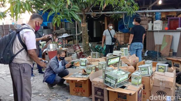 Densus 88 Antiteror Polri menggeledah sebuah rumah di Desa Manunggal, Kabupaten Deli Serdang, Sumut. Di lokasi, Densus 88 menemukan ratusan kotak infak yang diduga dipakai terduga teroris. (Ahmad Arfah/detikcom)