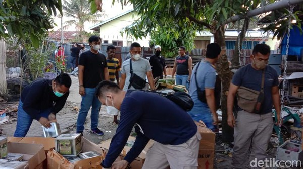 Potret Densus Gerebek Rumah Simpan 500 Kotak Amal Milik Terduga Teroris