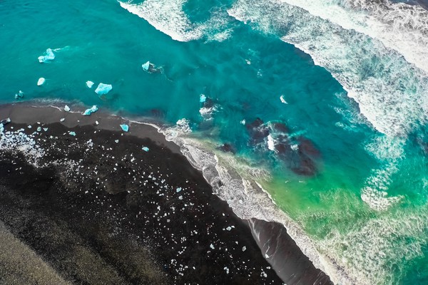 Di Pantai Berlian, gunung es yang tercipta sebagai laguna gletser Jökulsárlón patah dan hanyut ke pinggir pantainya, menciptakan pemandangan kontras dengan pasir hitam vulkaniknya. Di Pantai Berlian, gunung es yang tercipta sebagai laguna gletser Jökulsárlón patah dan hanyut ke pinggir pantainya, menciptakan pemandangan kontras dengan pasir hitam vulkaniknya.