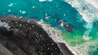 Di Pantai Berlian, gunung es yang tercipta sebagai laguna gletser Jökulsárlón patah dan hanyut ke pinggir pantainya, menciptakan pemandangan kontras dengan pasir hitam vulkaniknya.