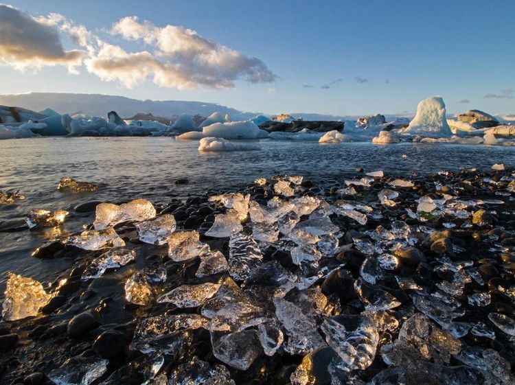 Keren Banget! Pantai Berlian Punya Kilau di Atas Pasirnya yang Hitam