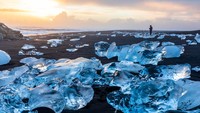Diamond Beach (Pantai Berlian) berada di Hornafjörður, lokasinya tak jauh dari laguna gletser Jökulsárlón di Pantai Selatan Islandia.