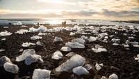 Paduan pasir hitam dengan pecahan seperti kristal, membuat pantai ini menjadi lokasi favorit bagi para fotografer dan pecinta alam. Penggemar satwa liar juga sering mengunjungi lokasi tersebut untuk bertemu anjing laut dan orca.