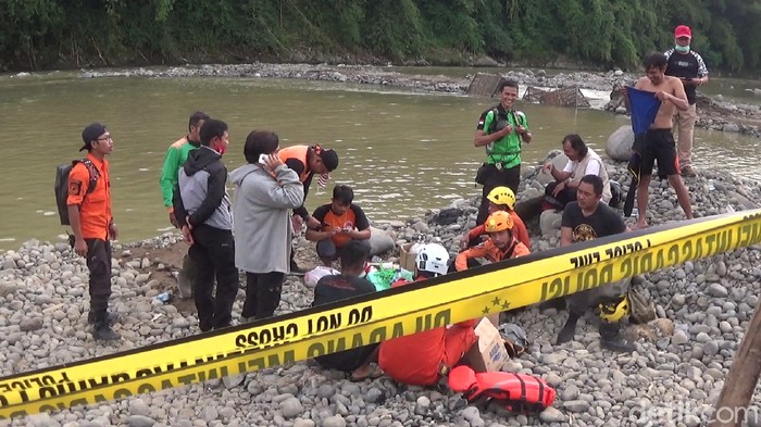 Evakuasi jenazah penambang pasir yang tewas tenggelam di Sungai Serayu, Banjarnegara, Jumat (26/3/2021)