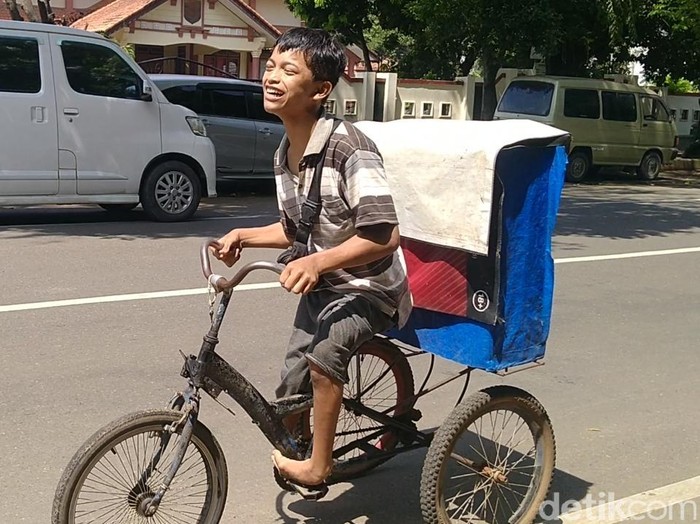 Gading Ogi Syahputra, difabel remaja penjual rokok dan air minum keliling di Kabupaten Pekalongan, Jumat (26/3/2021).