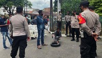 Mereka menggelar aksi unjuk rasa meminta agar Presiden Jokowi dan Kemenkuham Yasona Laoly, mengevaluasi kinerja Kepala Lapas Salemba Yosafat Rizanto dan KPLP Lapas Salemba Kelik Sulistyanto.