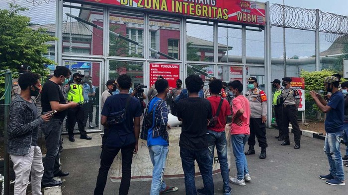 GAMI Geruduk Lapas Salemba Massa Gerakan Aktivis Muda Indonesia (GAMI) mendatangi Rutan Salemba, Jakarta. Mereka minta kinerja di Lapas Salemba dievakuasi.