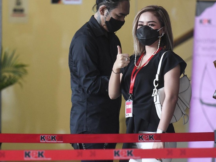 Penyanyi Cita Citata penuhi panggilan KPK. Ia datang untuk diperiksa sebagai saksi terkait kasus suap bansos COVID-19 yang menjerat eks Mensos Juliari Batubara.