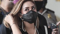 Cita Citata tampak mengenakan pakaian dan masker berwarna hitam saat menyambangi Gedung Merah Putih KPK. Ia tak berkomentar apa pun saat tiba di gedung lembaga antirasuah tersebut. Tak sendiri, Cita Citata diketahui datangi KPK didampingi oleh asistennya.