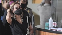 Penyanyi Cita Citata menyambangi Gedung Merah Putih KPK, Jakarta, Jumat (26/3/2021).