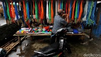 Selain menjual sapi, ada pula sejumlah pedagang yang berjualan berbagai macam benda lainnya di pasar hewan tersebut.