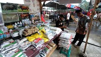 Obat penggemuk sapi, obat sapi anti cacingan sampai obat madu kuat pria dijual dengan meyakinkan agar calon pembeli tertarik untuk meminang sapi ataupun dagangan yang lain.