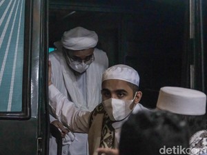 Tiba di PN Jaktim, Habib Rizieq Kembali Jalani Sidang Kasus Tes Swab