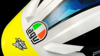 Helm AGV yang bakal dikenakan Joan Mir untuk musim 2021 ini hadir dengan grafis yang memadukan warna biru, putih, kuning dan hitam. Foto: Dok. AGV Helmet