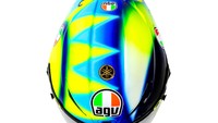 Dalam merancang desain helm Soleluna 2021, sang desainer Aldo Drudi mengacu pada desain yang dipakai Rossi antara musim 2018 hingga 2020. Foto: Dok. AGV Helmet