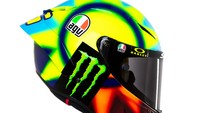 Desain helm terbaru Rossi memperingati waktu yang dihabiskannya bersama Yamaha dan tim barunya dengan tema matahari terbit dan terbenam. Gradien di setiap sisi helm mewakili transisi dari senja ke fajar (dan kembali lagi). Foto: Dok. AGV Helmet