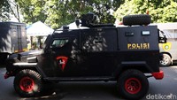 Kendaraan tangguh lapis baja ini memiliki penggerak 4WD, sehingga dapat digunakan di segala medan.