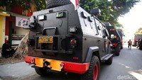 Meskipun terbilang kecil, mobil ini mampu menampung 2 awak kendaraan dan 8 penumpang.