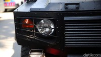 Keempat ban mobil ini mampu berlari sejauh 5 km dengan kecepatan maksimal 50 kpj meskipun terkena tembakan.