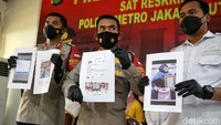 Dalam kasus ini polisi turut mengamankan barang bukti berupa 3 lembar hasil visum, bukti transfer, foto-foto bekas suntikan korban, tangkapan layar promosi di media sosial, hingga percakapan tersangka dengan korban di WhatsApp.
